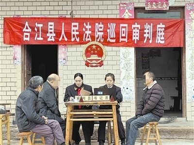  圖②：巡回審理現(xiàn)場。