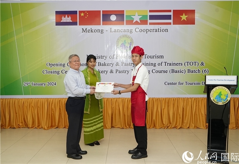 潘峰參贊向?qū)W員頒發(fā)證書。人民網(wǎng)記者 謝佳君攝