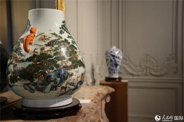 嘉賓和公眾參觀“絲路瓷行”——中國景德鎮(zhèn)陶瓷文化特展。人民網(wǎng)記者 尚凱元攝