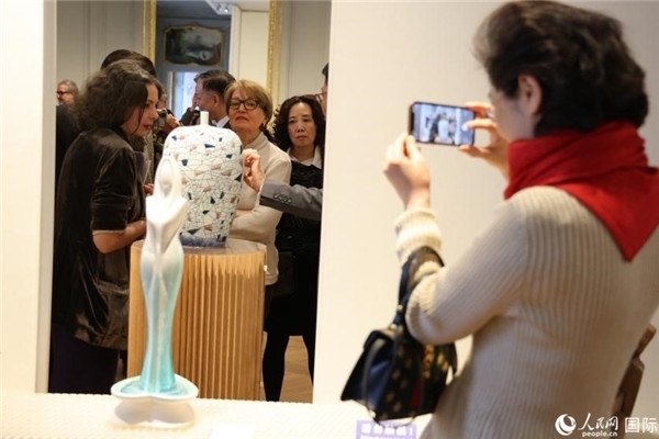 嘉賓和公眾參觀“絲路瓷行”——中國景德鎮(zhèn)陶瓷文化特展。人民網(wǎng)記者 尚凱元攝