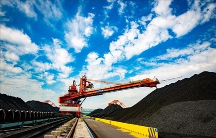 國家能源集團(tuán)黃驊港煤堆場堆料機(jī)正在作業(yè)。受訪者供圖