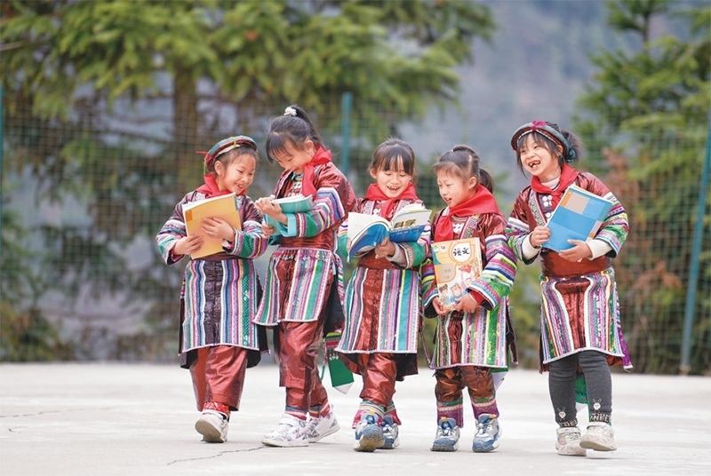 位于貴州省黔東南苗族侗族自治州從江縣大山深處的西山鎮(zhèn)中寨教學(xué)點(diǎn)，是一所全校均為瑤族學(xué)生的“微小學(xué)”。近年來，隨著教學(xué)條件逐漸改善，學(xué)校發(fā)生了翻天覆地的變化。圖為2023年2月16日，領(lǐng)到新書的瑤族學(xué)生在一起交流。 新華社記者 楊文斌/攝