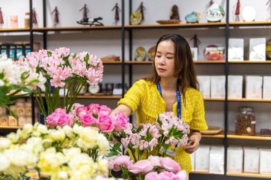 2023年7月1日，在位于湖南省長沙市的湖南高橋大市場，中非經(jīng)貿(mào)博覽會(huì)常設(shè)展館展區(qū)肯尼亞館工作人員在整理產(chǎn)自非洲的鮮花。新華社記者 陳思汗 攝