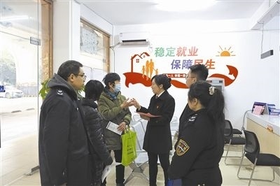  圖③：調(diào)解后，法官現(xiàn)場向當(dāng)事人做釋法析理工作。