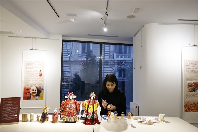 中國(guó)泉州的非遺大師制作江加走木偶頭雕刻。 布加勒斯特中國(guó)文化中心供圖_副本
