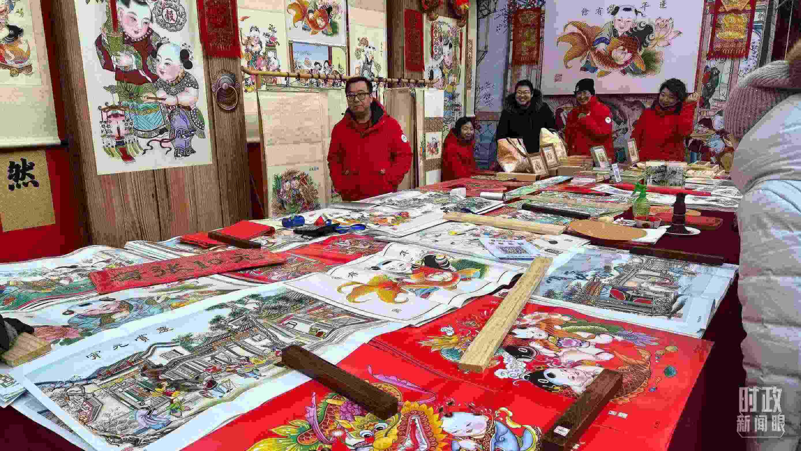 △市民們正在天津古文化街選購年畫。（總臺(tái)央視記者黎兵拍攝）