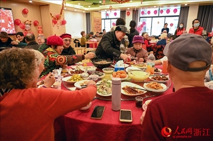 老人們享用公益年夜飯。人民網(wǎng)記者 葉賓得攝
