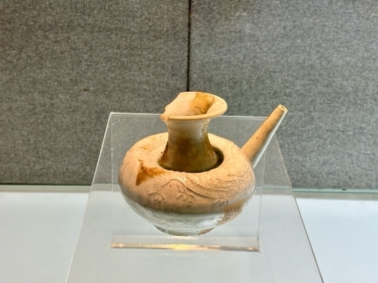 德化縣陶瓷博物館收藏的龍紋軍持。人民網(wǎng)記者 金慧慧攝