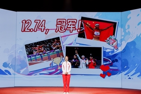 “何以中國·向海泉州”網(wǎng)絡(luò)主題活動現(xiàn)場，林雨薇講述奪冠經(jīng)歷。泉州廣播電視臺供圖