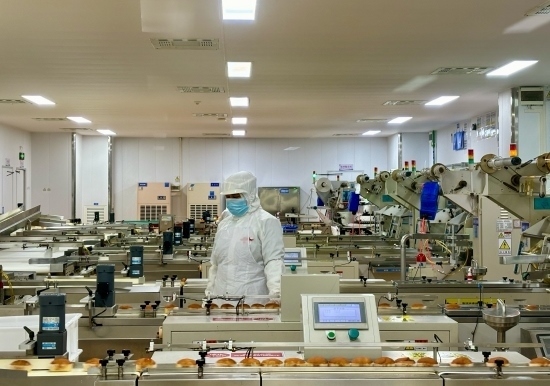 盼盼5G智慧工廠生產(chǎn)線正在進(jìn)行產(chǎn)品質(zhì)檢。人民網(wǎng)記者 金慧慧攝