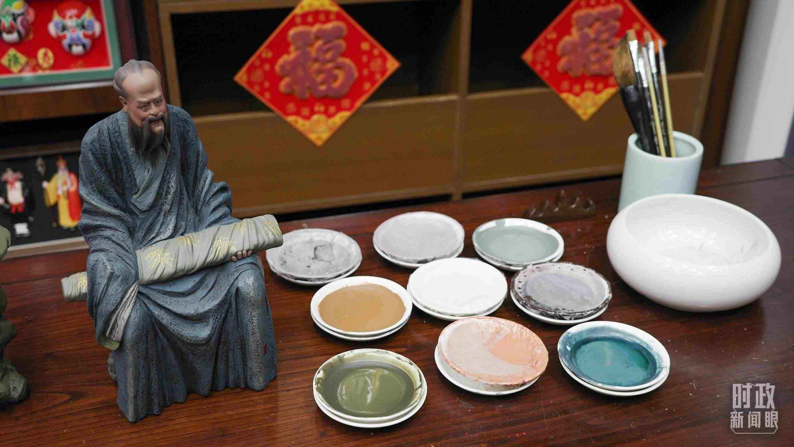 △天津古文化街，泥人張店鋪的上色顏料展示。（總臺央視記者覃思拍攝）