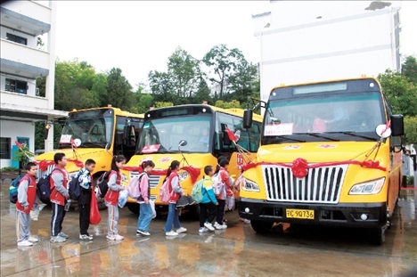 △2023年9月28日，湖北竹山縣校園直通車全域開通后，學(xué)生在有序排隊乘車。第二批主題教育開展后，竹山縣將實施農(nóng)村道路暢通工程作為為民辦實事的重要內(nèi)容。