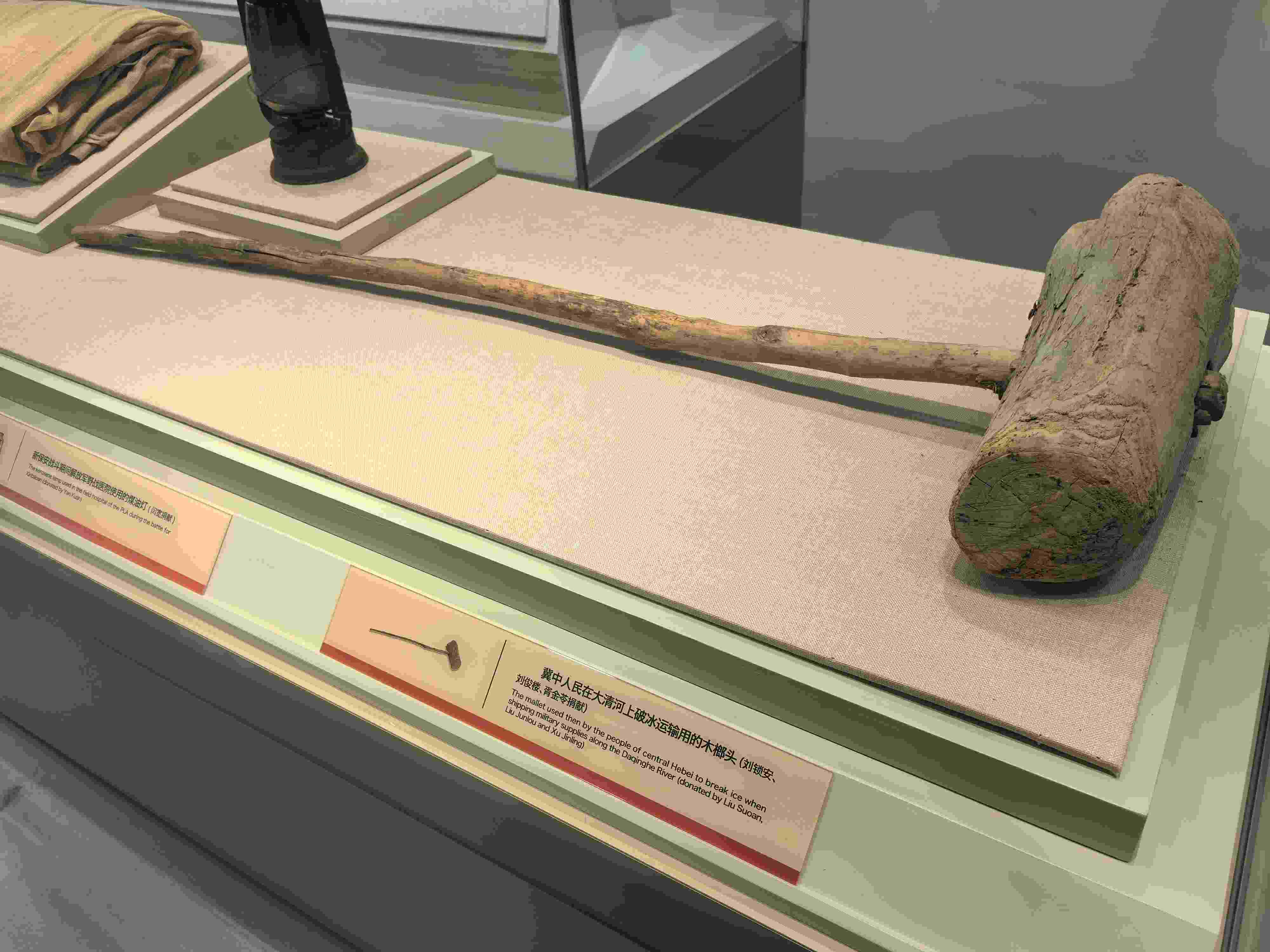 △冀中人民在大清河上破冰運(yùn)輸用的木榔頭。（總臺(tái)央廣記者潘毅拍攝）