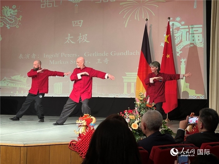 太極，表演者：Ingolf Peters、Gerlinde Gundlach、Markus Stüber