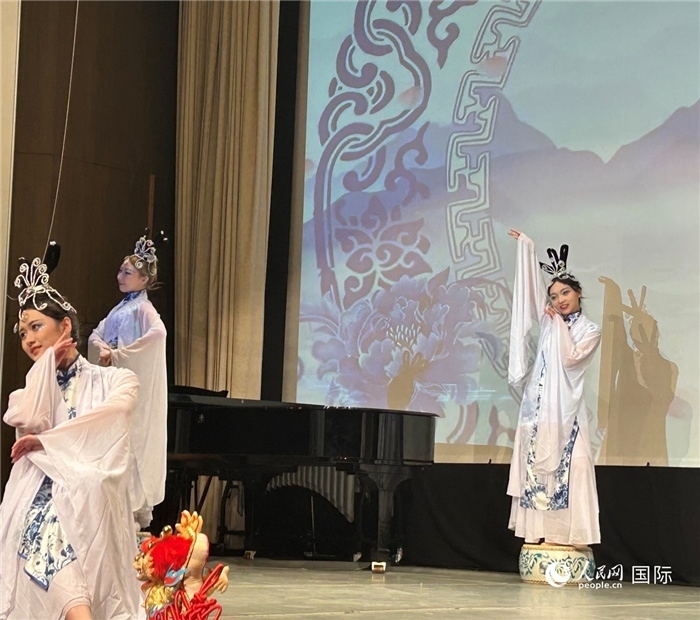 舞蹈《青花瓷》，表演者：德國中歐文化藝術(shù)交流協(xié)會(huì)