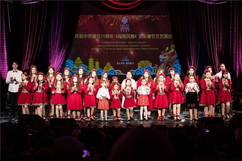 圖為羅小快板兒童合唱團(tuán)在演唱中文歌曲。 中國駐羅大使館文化處供圖。