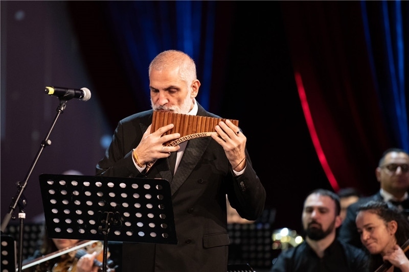 圖為著名排簫大師達(dá)米安·德拉吉奇在領(lǐng)銜演奏中國經(jīng)典曲目。 中國駐羅大使館文化處供圖。