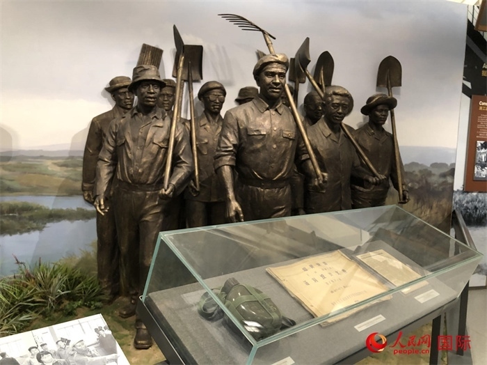 紀(jì)念園中展覽的筑路場景 。人民網(wǎng)記者 黃培昭攝