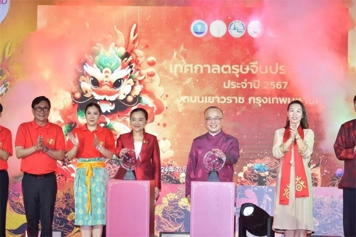 泰國(guó)旅游與體育部長(zhǎng)素妲婉、中國(guó)駐泰國(guó)使館公使吳志武代表中泰雙方同時(shí)觸按水晶球點(diǎn)亮龍頭彩燈。中國(guó)駐泰國(guó)使館供圖