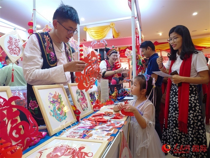 活動(dòng)現(xiàn)場(chǎng)的剪紙展示。人民網(wǎng)記者 謝佳君攝