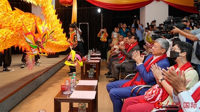 嘉賓觀看傳統(tǒng)舞龍表演。人民網(wǎng)記者 謝佳君攝