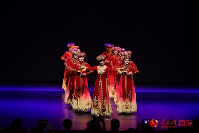 2日在阿聯(lián)酋迪拜舉行的大型音舞詩畫《新疆是個好地方》文藝演出。人民網(wǎng)記者任皓宇攝