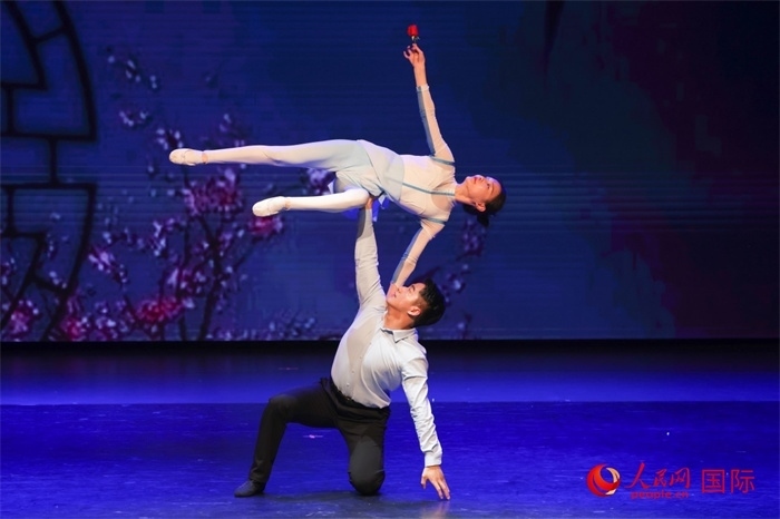 2日在阿聯(lián)酋迪拜舉行的大型音舞詩畫《新疆是個好地方》文藝演出。人民網(wǎng)記者 任皓宇攝