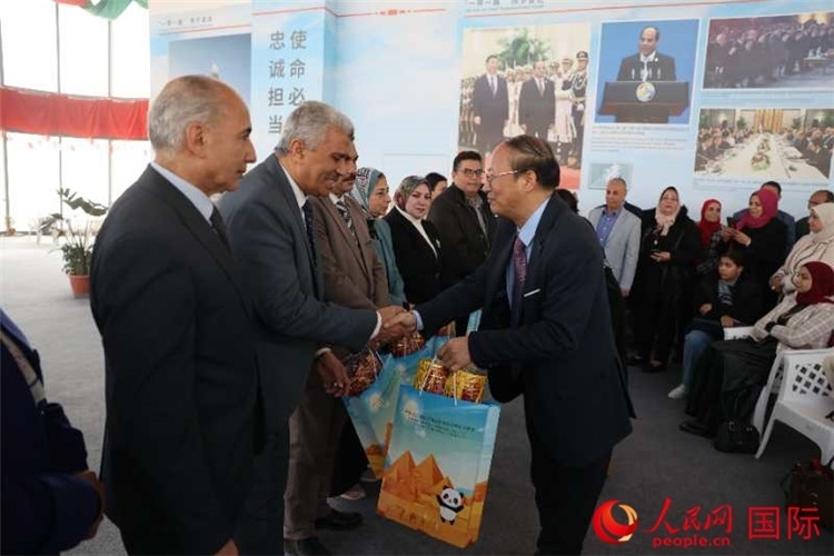 中國駐埃及使館教科處盧春生公參為埃及師生發(fā)放新年禮包。人民網(wǎng)記者 黃培昭攝