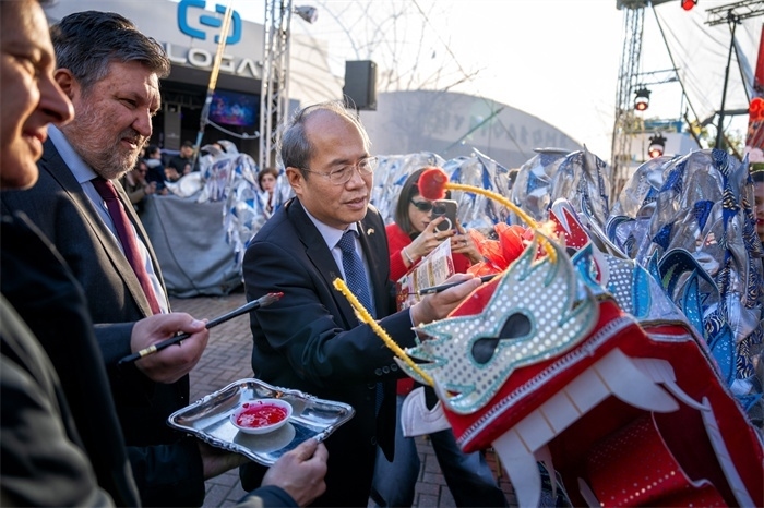 中國駐希臘大使館大使肖軍正與希方嘉賓為舞龍點睛?！吨邢r報》供圖