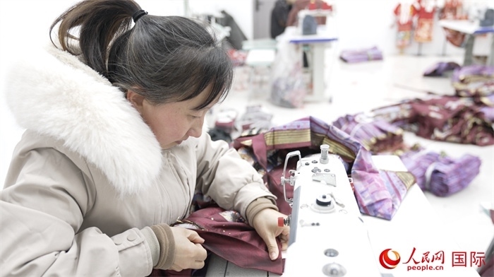1月24日，在山東省菏澤市曹縣大集鎮(zhèn)云牧服飾有限公司，高燕正在縫制馬面裙。 人民網(wǎng)記者 袁蒙攝
