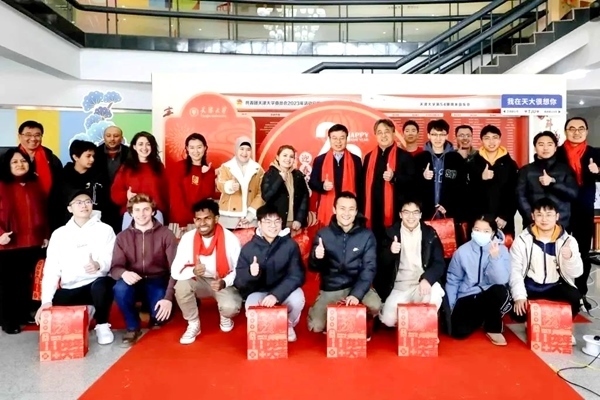 天津大學(xué)同學(xué)們收到新春大禮包。校方供圖