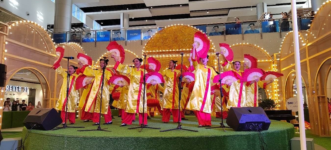 開(kāi)幕式上活力四射的文藝節(jié)目引得觀眾陣陣喝彩。紅溪禮示大學(xué)孔子學(xué)院 供圖