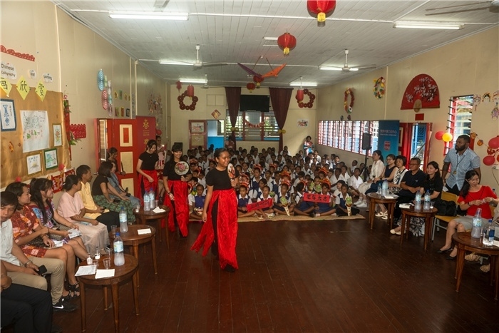 中華學(xué)校學(xué)生表演扇子舞。