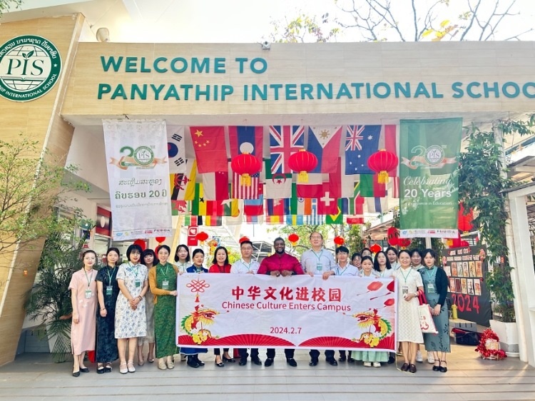 駐老撾使館政治處主任杜長青與白云碧國際學(xué)校校方、參會志愿者教師合影?；顒又鬓k方供圖