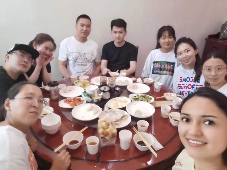 保拉與中國朋友在一起。圖片由受訪者提供