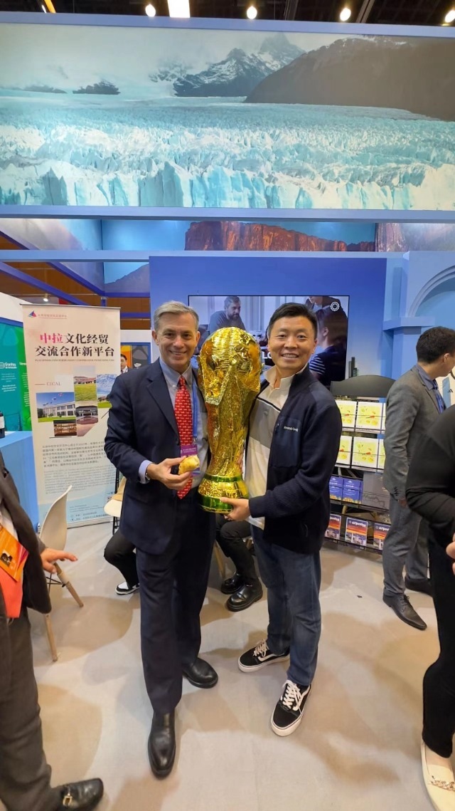 2022年，馬克西米與同事在上海。圖片由受訪者提供