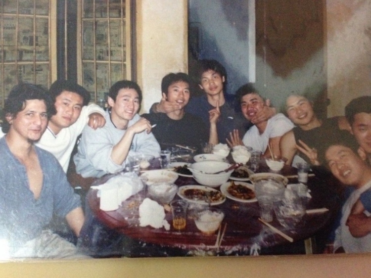 2007 年，卡洛斯·卡斯蒂略（左一）和他的中國朋友在武漢慶祝春節(jié)。圖片由受訪者提供