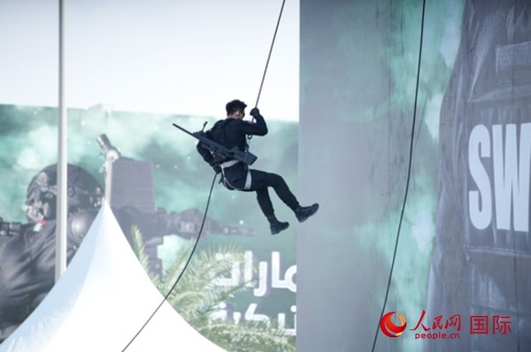 中國特警索降。人民網(wǎng) 塔里克·易卜拉欣攝