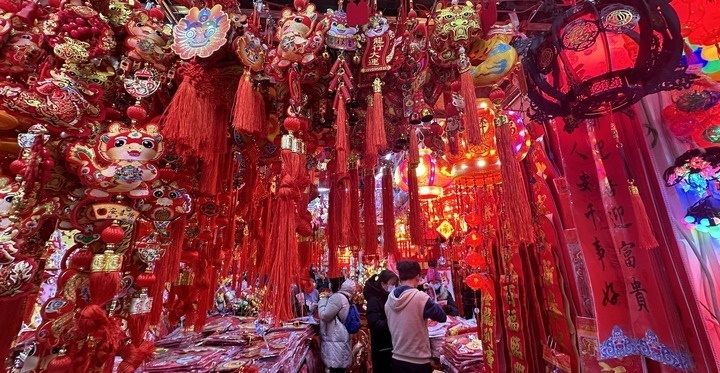 1月19日，市民在北京一商場內選購春節(jié)裝飾品。新華社記者李欣攝