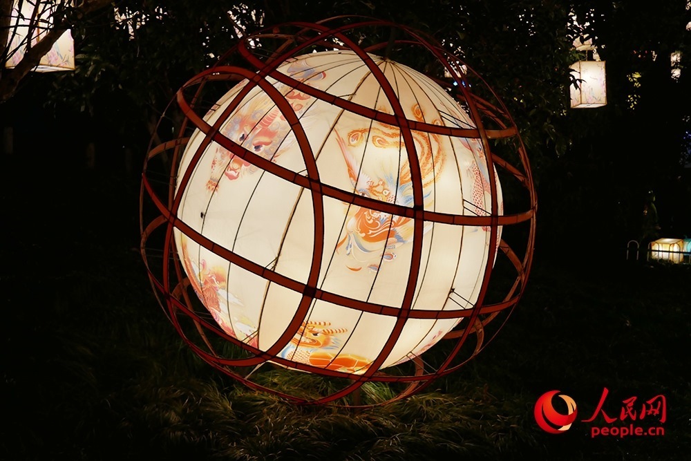 白鷺洲公園展出的燈彩作品。人民網(wǎng)記者 韋衍行攝