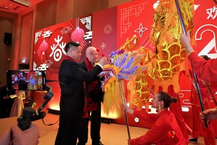 張漢暉（左）、施威特科（右）共同為彩龍點(diǎn)睛。于子恒攝