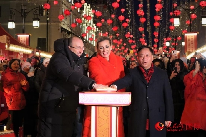 張漢暉、扎哈羅娃、科茲洛夫（從右至左）共同按下活動(dòng)啟動(dòng)按鈕。于子恒攝