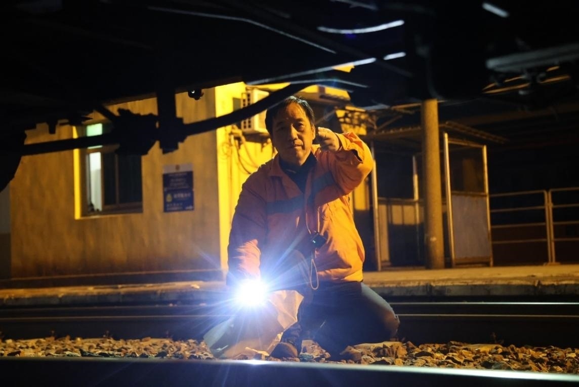 凌晨2點(diǎn)，李金饒正在檢查關(guān)門車。陸佳駿攝