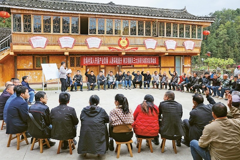 圖為2023年4月6日，貴州省黔東南苗族侗族自治州施秉縣白垛鄉(xiāng)白垛村村民在討論產(chǎn)業(yè)發(fā)展、人居環(huán)境提升、鄉(xiāng)村文明建設(shè)相關(guān)事宜。 人民圖片 磨桂賓/攝
