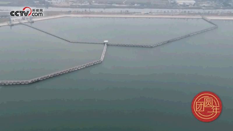 △西江潛地行，潤澤大灣區(qū)。珠江三角洲水資源配置工程西起廣東佛山順德西江干流鯉魚洲，穿越獅子洋，東至深圳公明水庫，是世界上流量最大的長距離有壓調(diào)水工程。