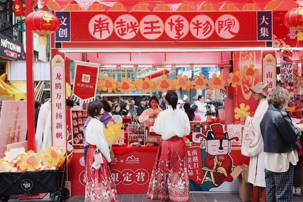 在西湖花市的南越王博物院攤位，文創(chuàng)與花市的跨界融合吸引了不少市民游客駐足。（南越王博物院供圖）