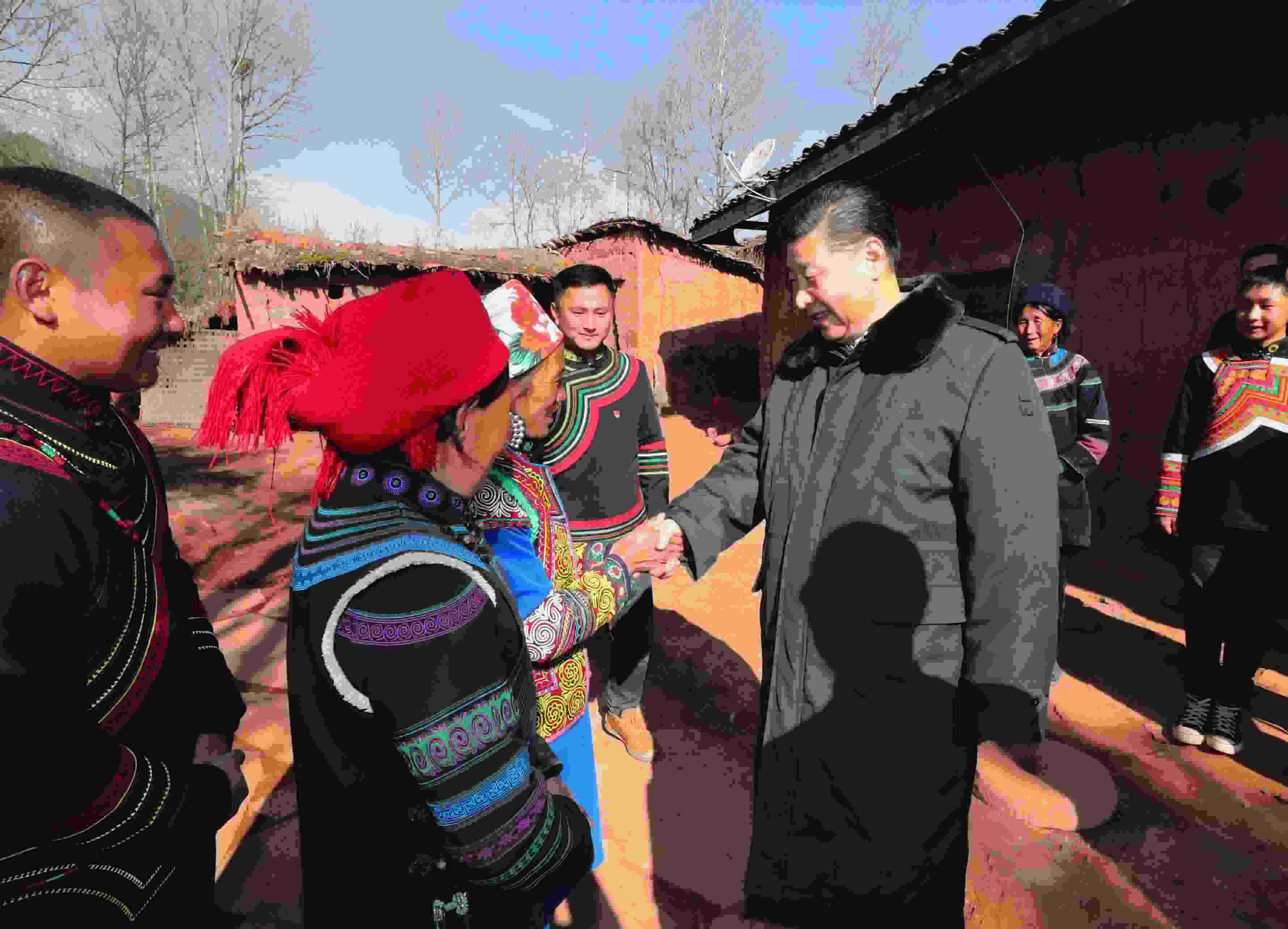 △ 2018年2月11日，習(xí)近平總書記驅(qū)車2個(gè)多小時(shí)，從四川西昌市來(lái)到位于大涼山深處的昭覺縣三岔河鄉(xiāng)三河村、解放鄉(xiāng)火普村，走進(jìn)彝族貧困群眾家中，看實(shí)情、問冷暖、聽心聲，同當(dāng)?shù)馗刹咳罕姽采叹珳?zhǔn)脫貧之策。