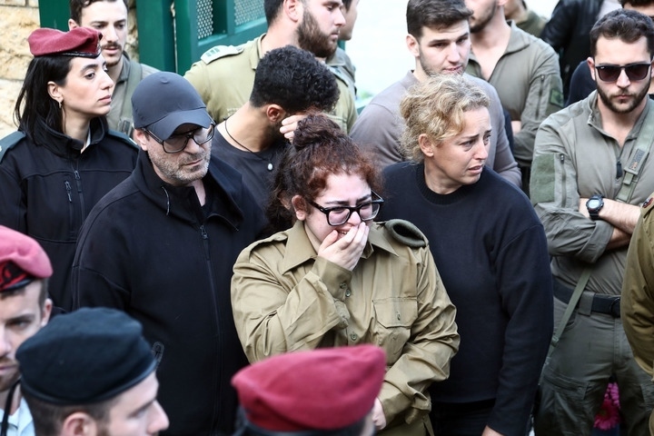 1月23日，在以色列特拉維夫的一處公墓，人們參加一名以色列士兵的葬禮。新華社發(fā)（吉德翁·馬科維奇攝/基尼圖片社）