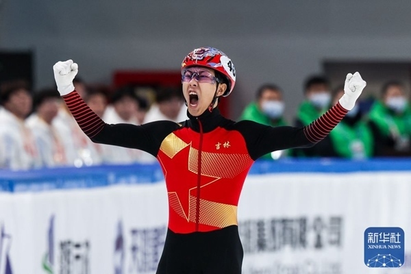 吉林隊(duì)選手孫龍沖線后慶祝勝利。新華社記者 李博 攝