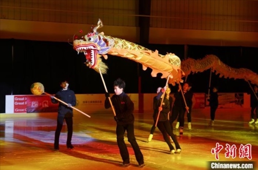當(dāng)?shù)貢r(shí)間2月17日晚，作為農(nóng)歷甲辰龍年“歡樂春節(jié)”系列活動之一，別具特色的青少年冰上春晚在加拿大多倫多舉行。圖為青少年表演冰上舞龍。 中新社記者 余瑞冬 攝
